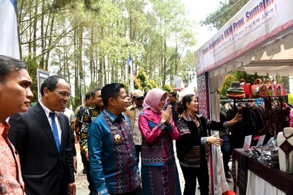 Puluhan Stan Pameran Produk Andalan Meriahkan Event Lake Toba Fashion Week & Agriculture